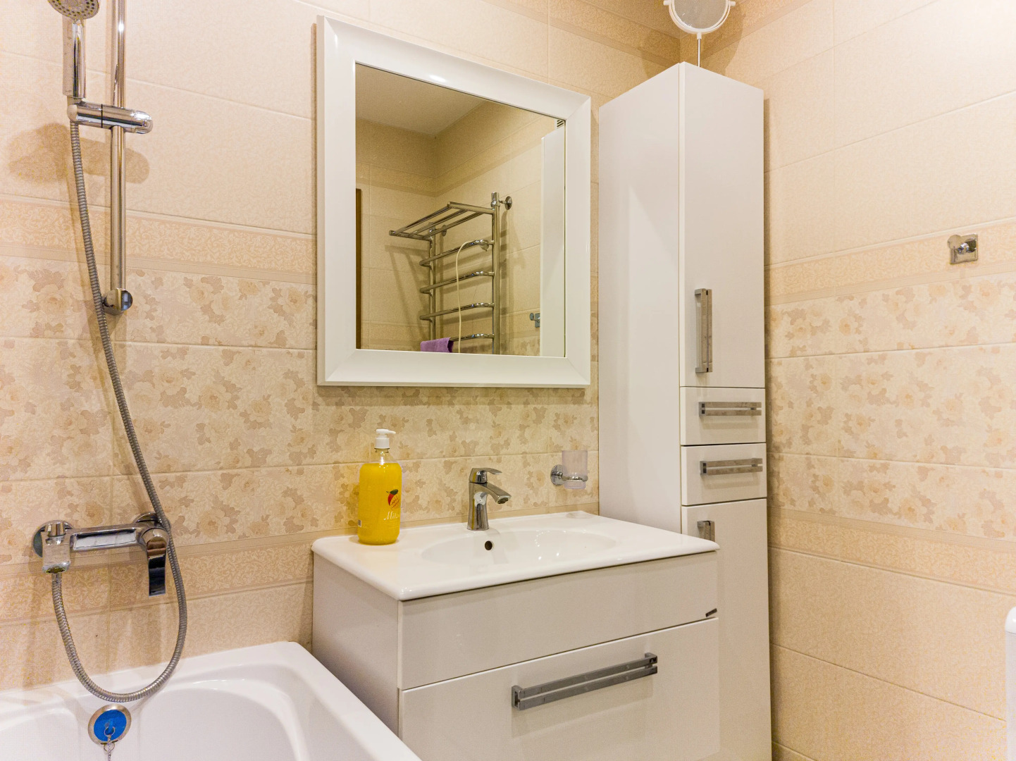 Апартаменты двухкомнатные в светлых тонах вблизи центра города