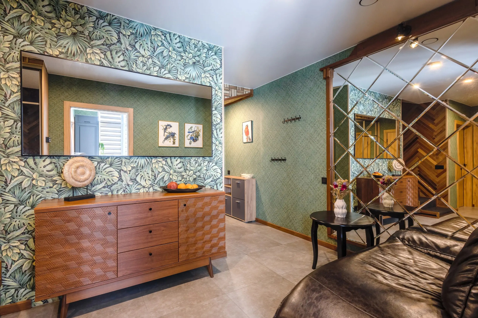 Частный дом у сквера в центре Поляны