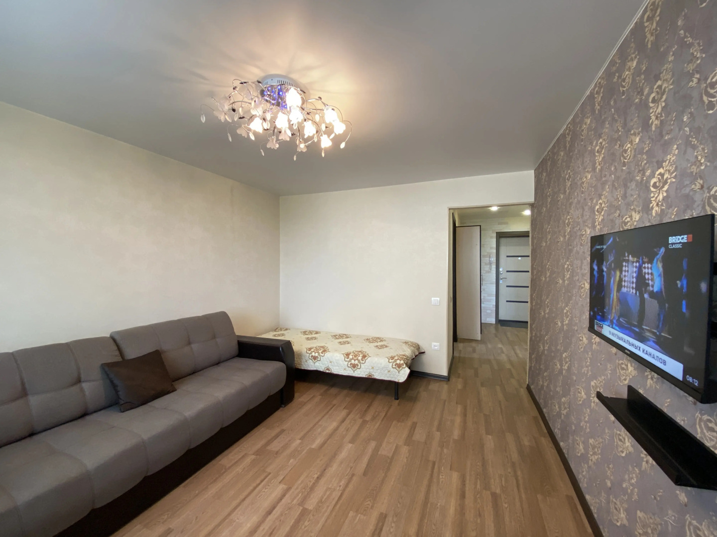 Апартаменты Люкс 2-комнатные Лесная 5 жёлтый нарцисс