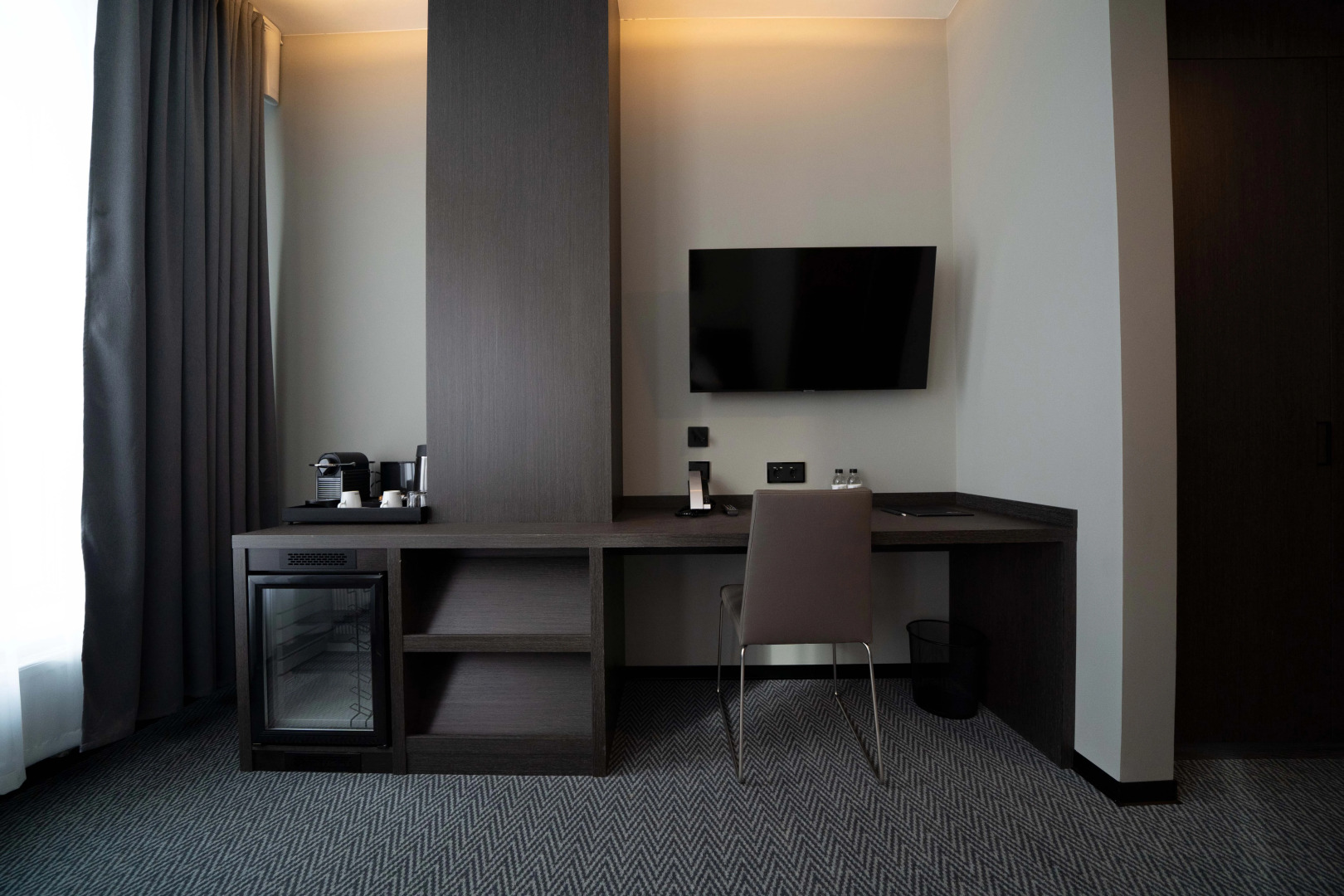 Отель FarFour Inn & Suite