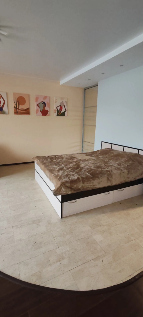 Квартира - студия в центре, есть выход на крышу и бесплатная парковка