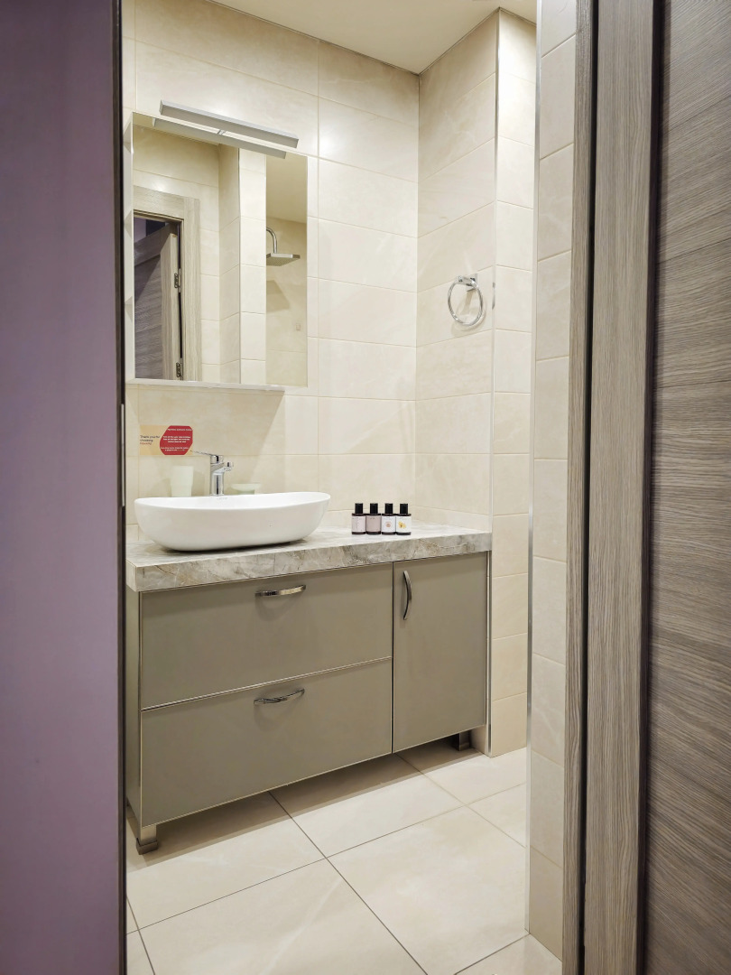 Апартаменты Newly Renovated Condo, Steps to Republic Square