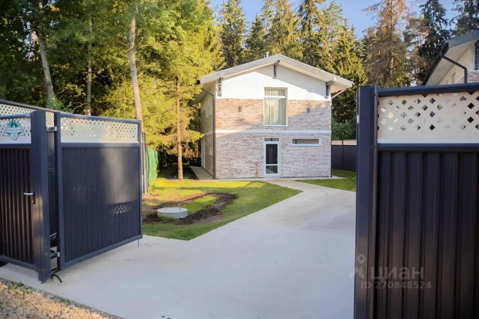 Частный дом у Реки с Баней