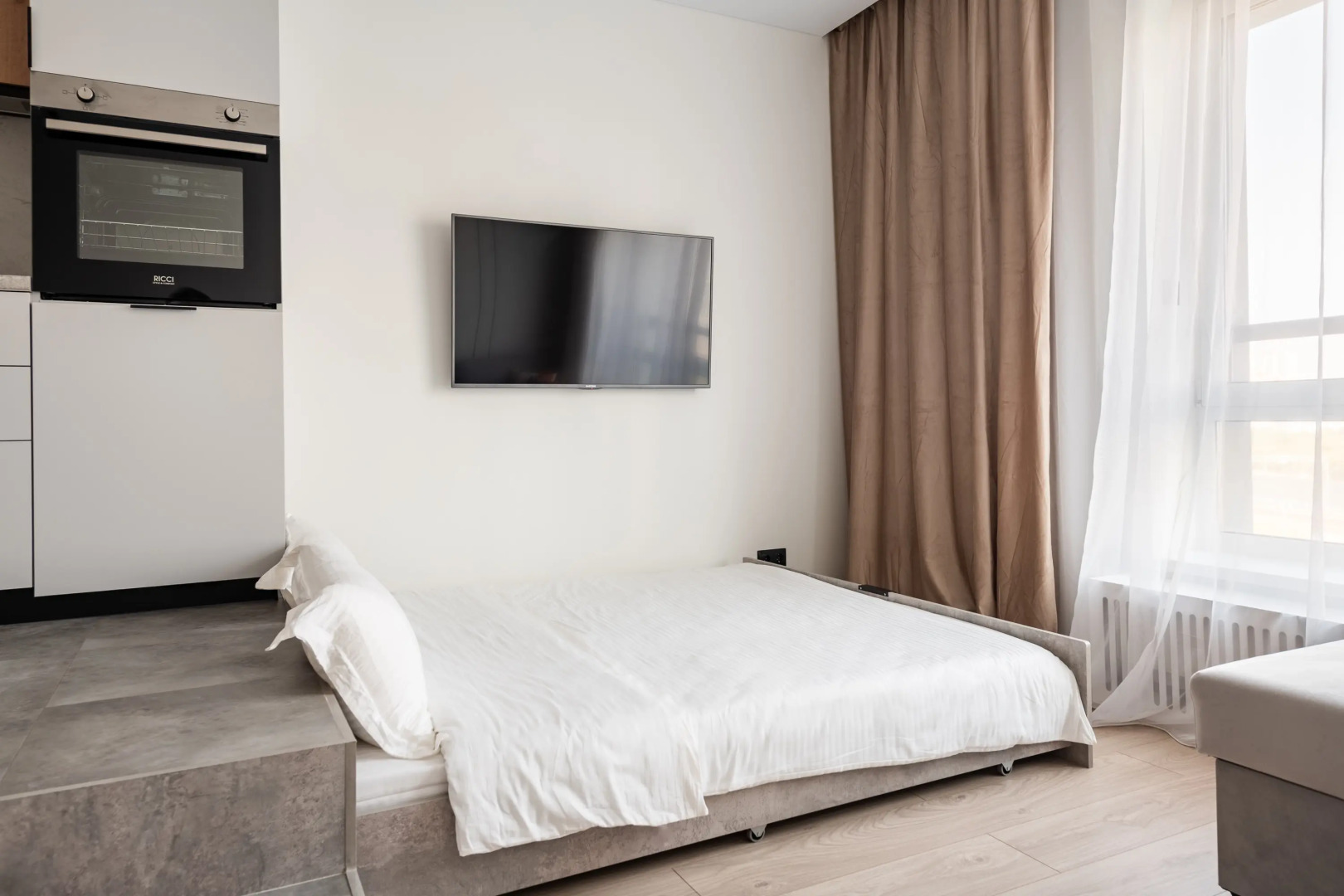 Квартира С Подиумом и выдвижной кроватью дизайнерская