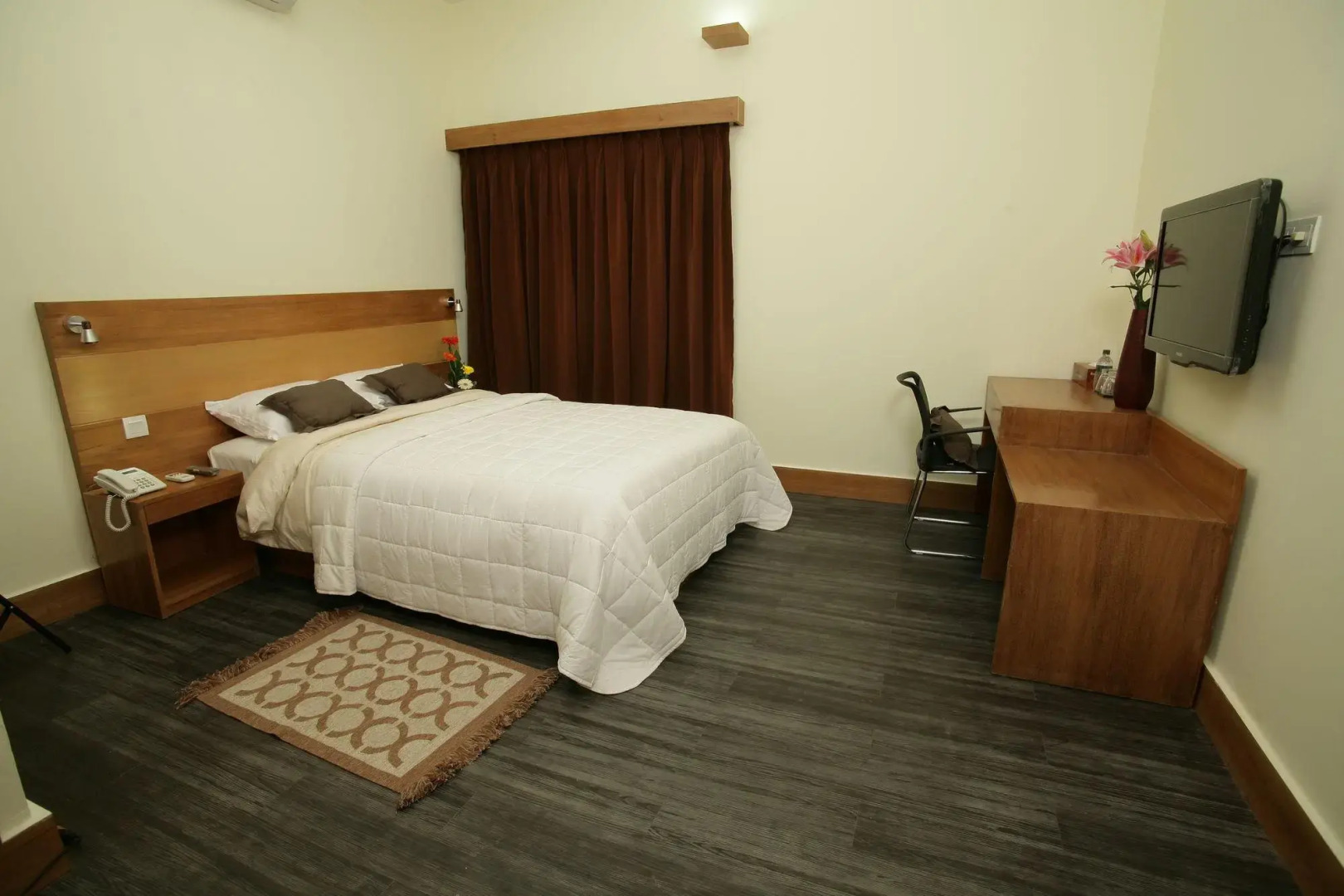 Отель Richmond Hotel & Suites