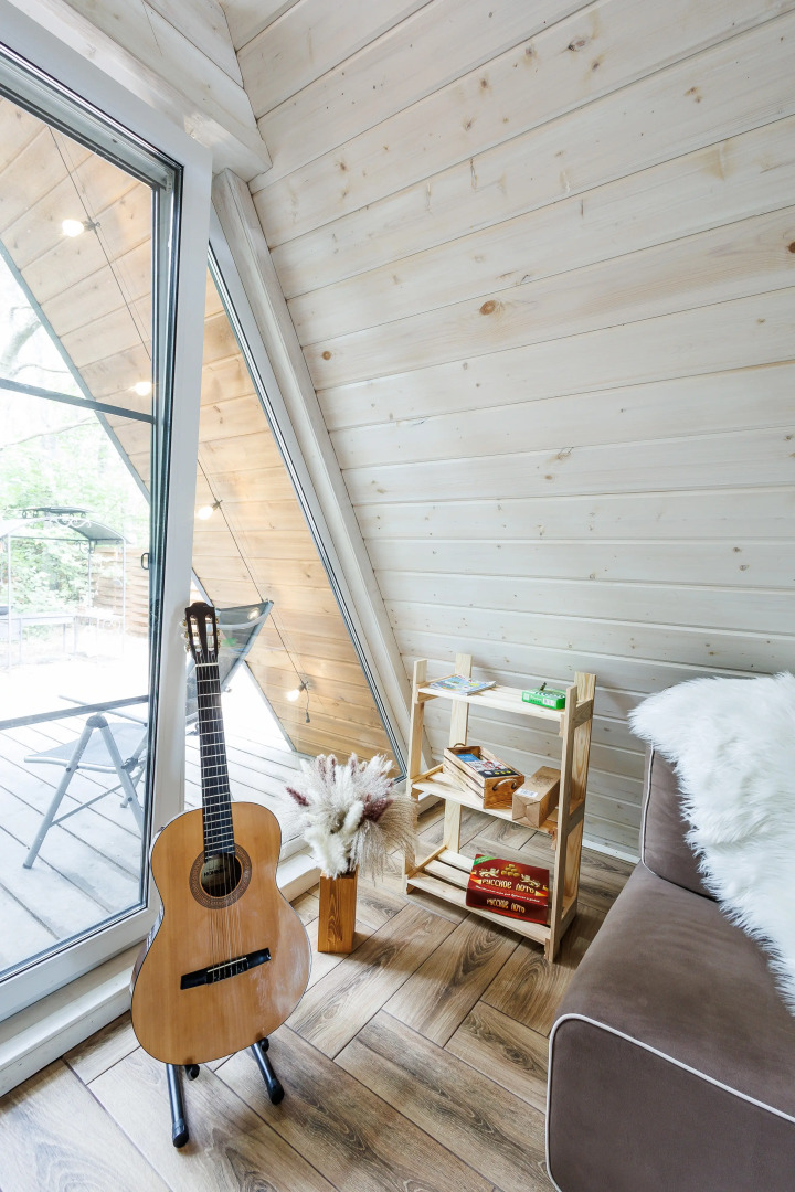 Частный дом А-фрейм в дубовом лесу