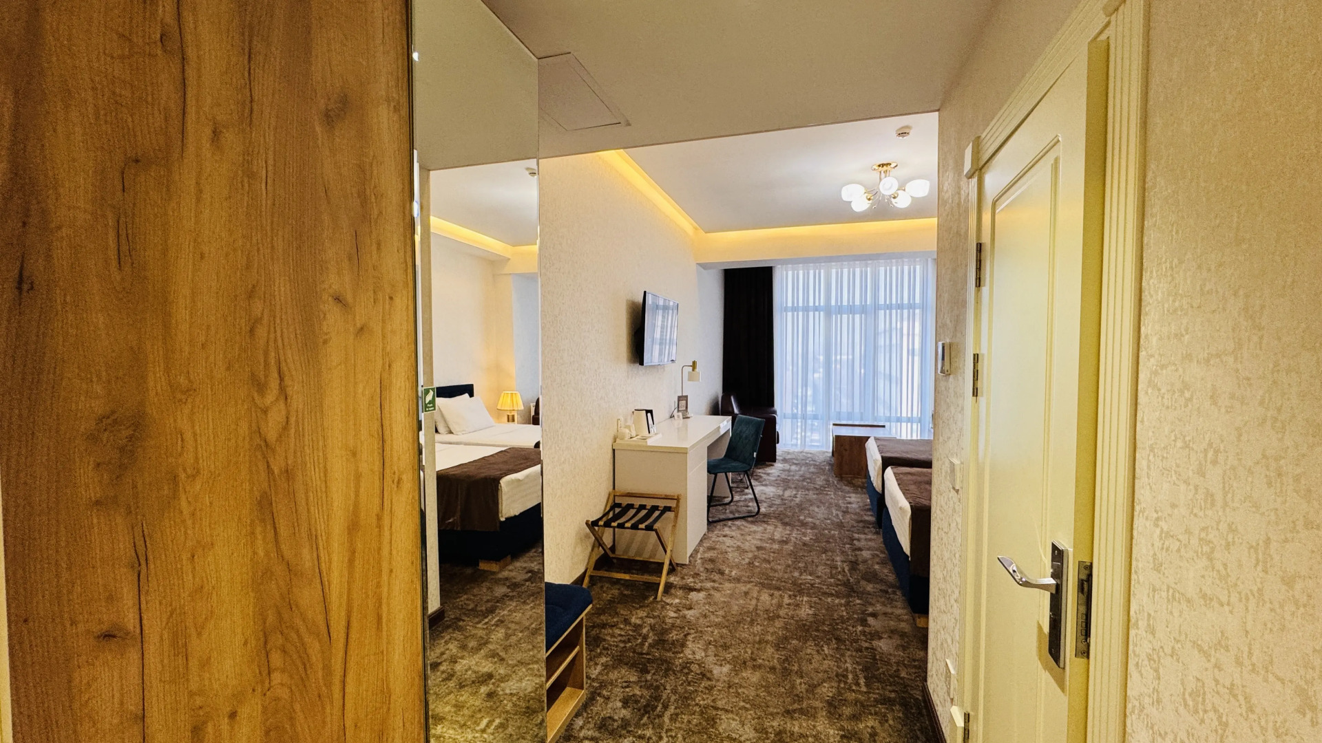 Отель Garnet Mir