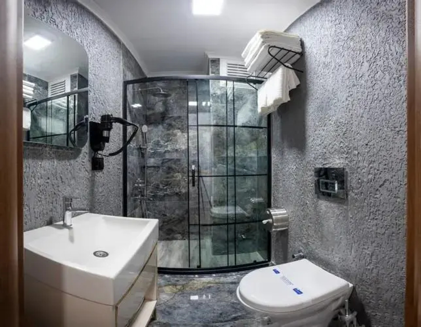 Luxury Airport Hotel by Zazzoni