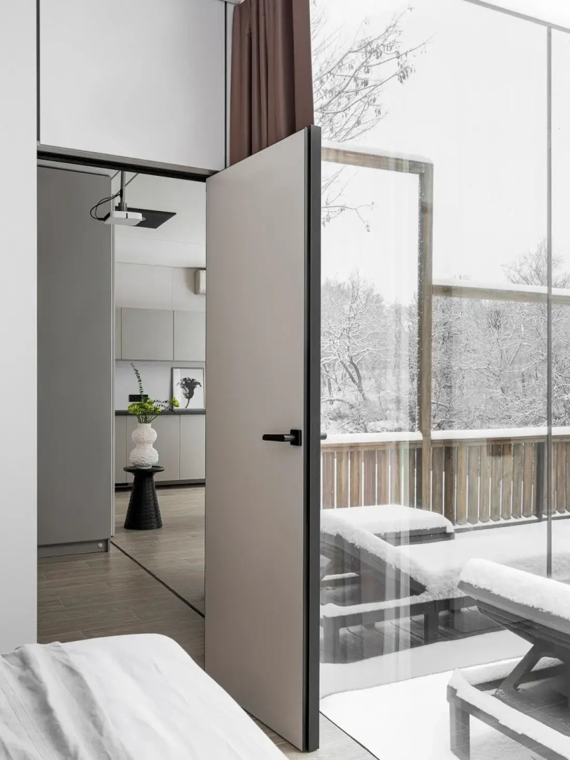 Частный Дом на Берегу Реки с Приватной Террасой и Джакузи