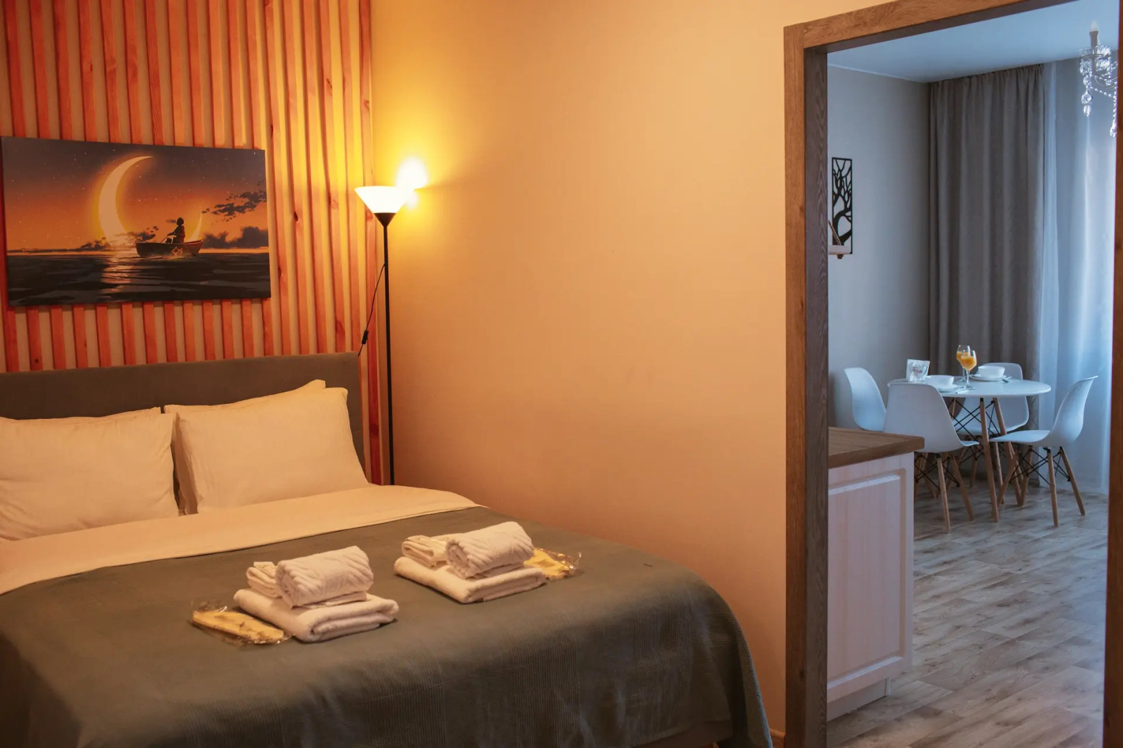 Просторные апартаменты с балконом