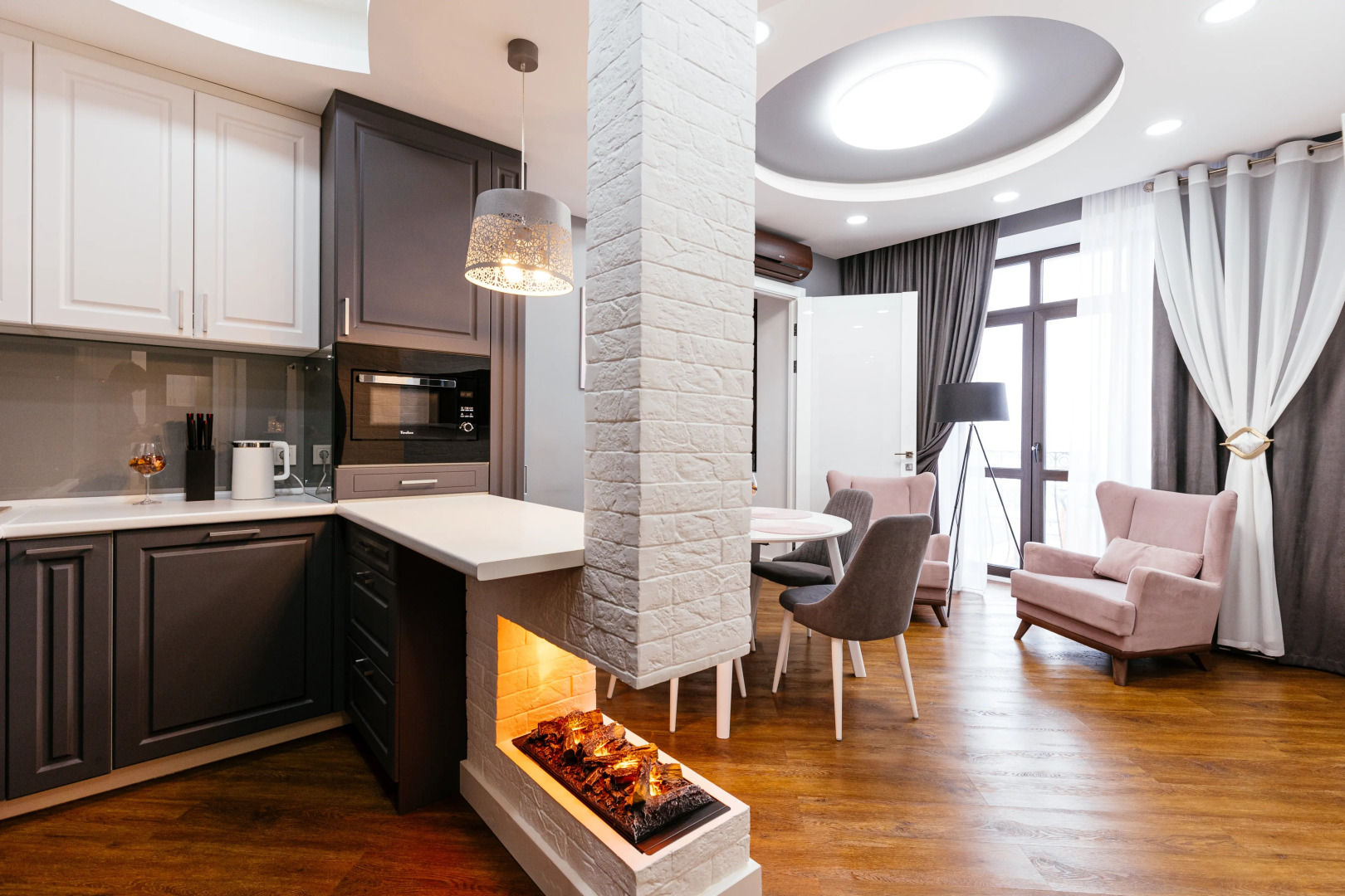 Апартаменты ROOM ROUR с видом на МОСТ ВЛЮБЛЕННЫХ