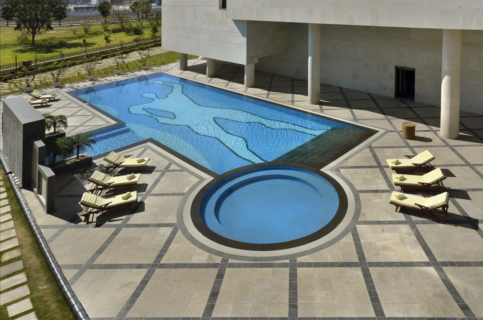 Отель The Lalit Chandigarh