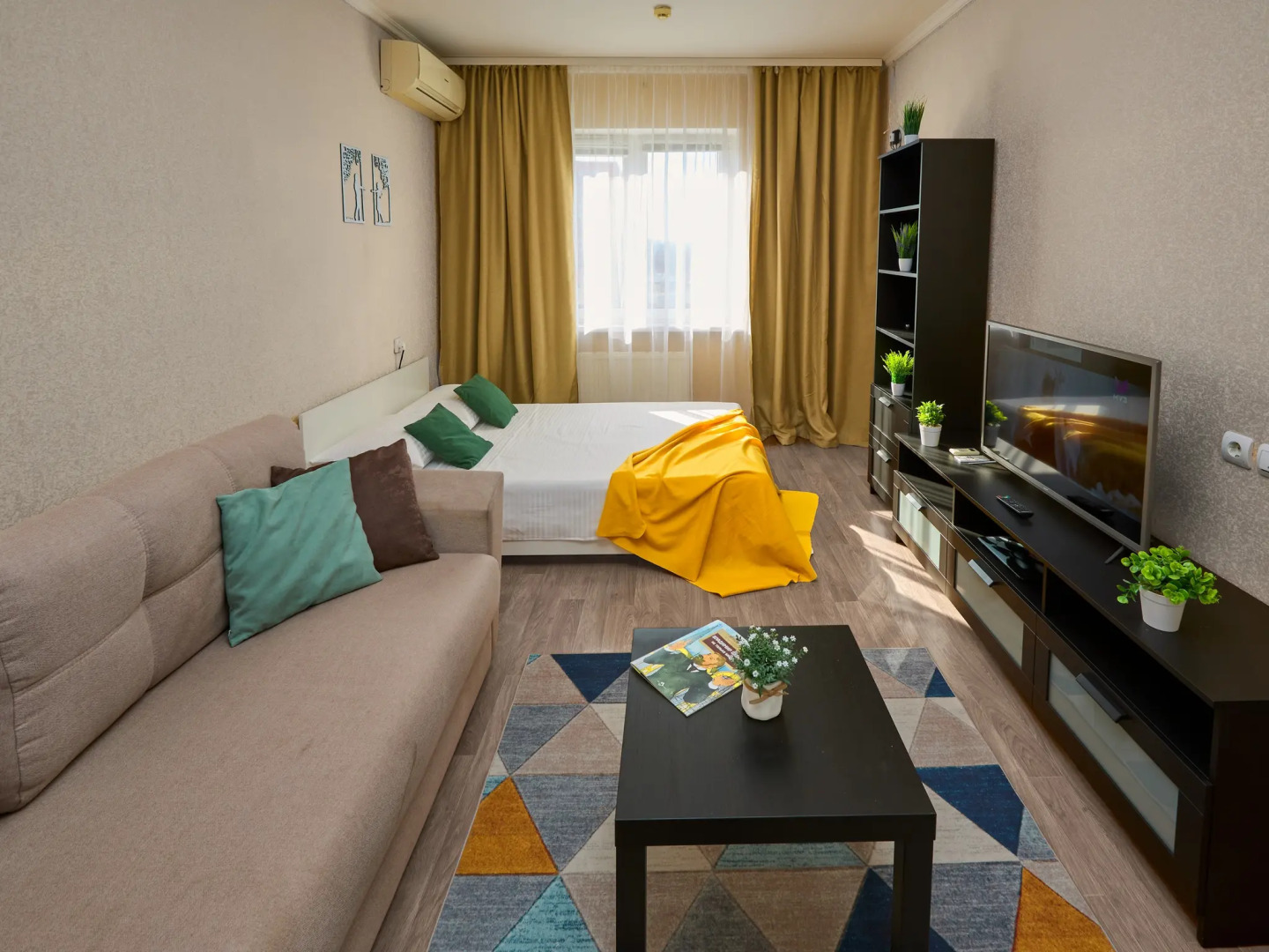 Квартира с диваном на кухне и балконом на Байбакова 2