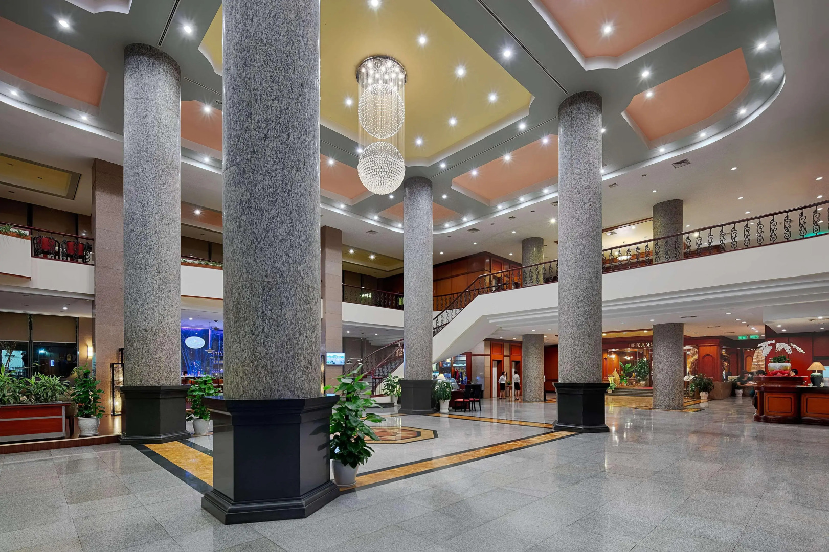 Отель Halong Plaza