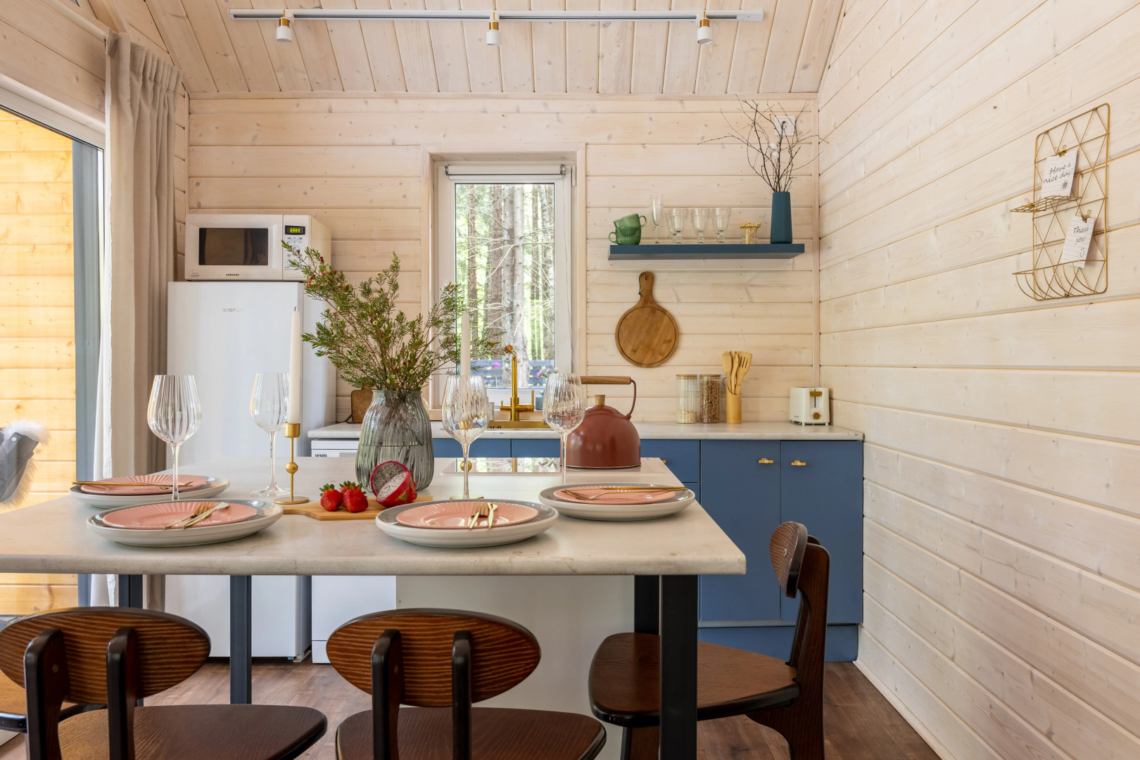 Частный дом в еловом лесу