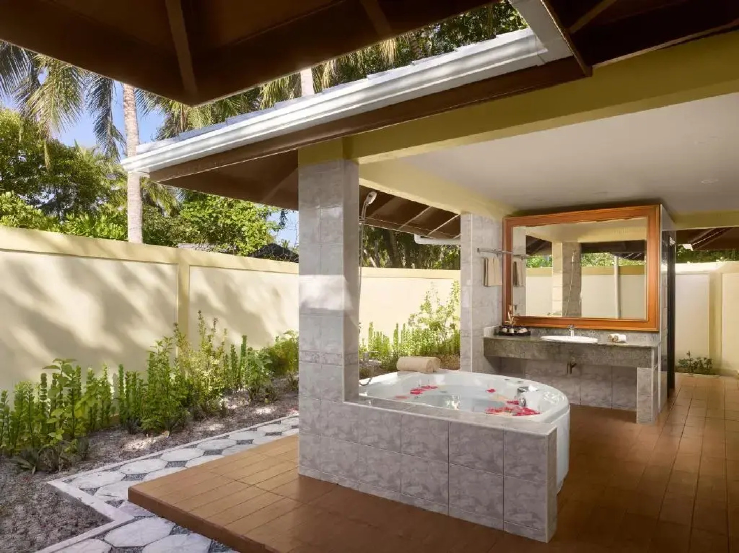 Курортный отель Royal Island Resort & Spa