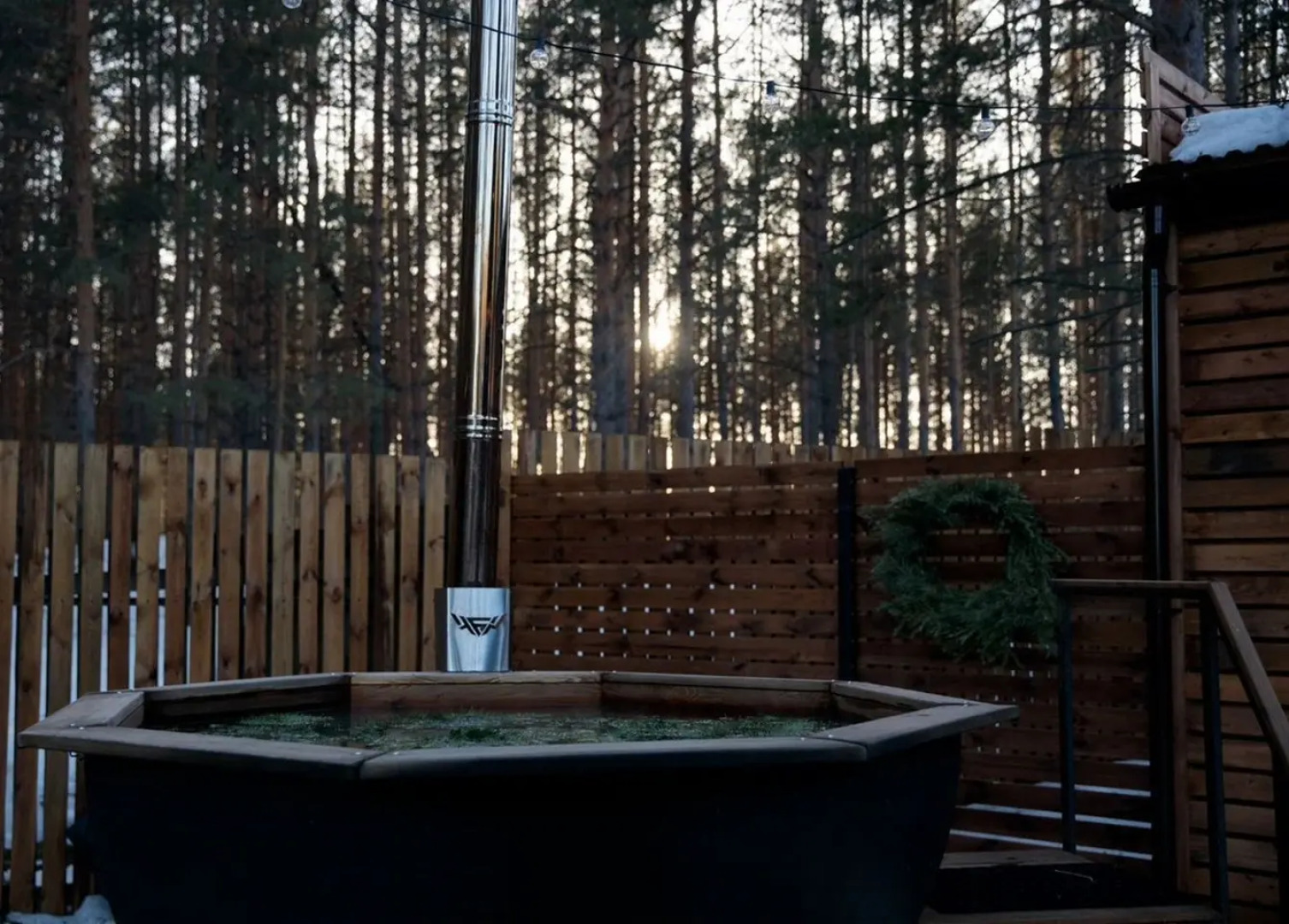 Частный дом A-фрейм c кaминoм и бaней в сoснoвом лeсу