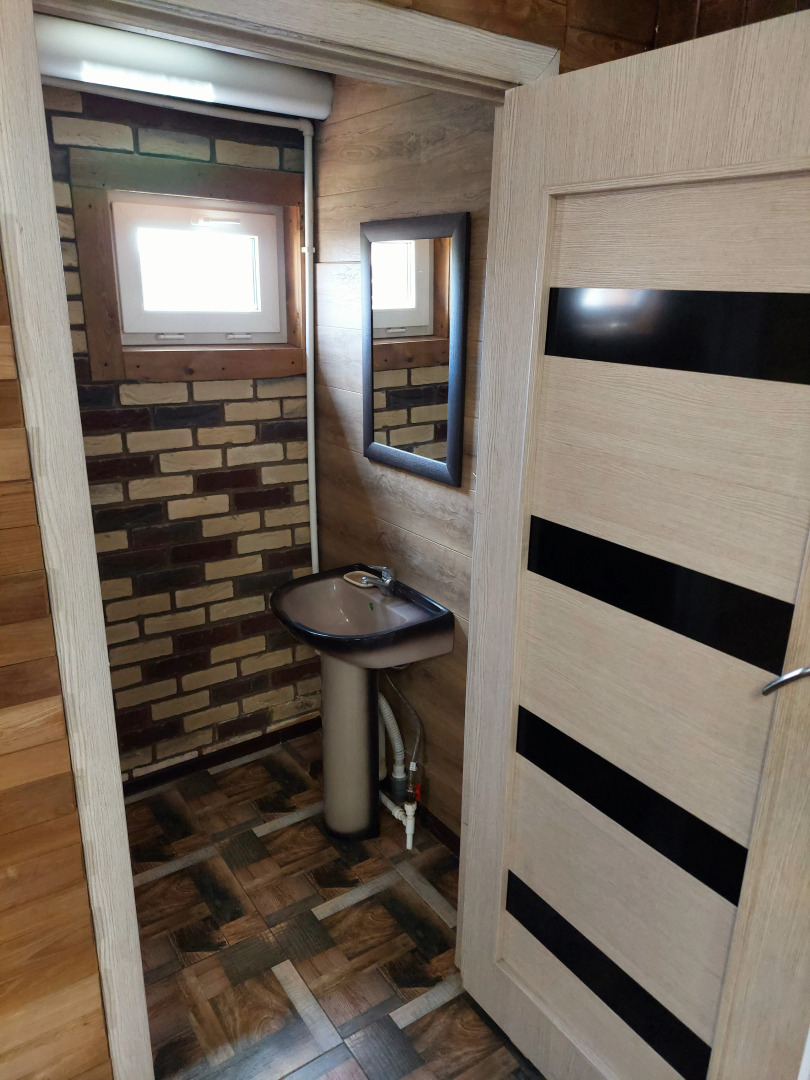 Частный дом с камином у реки