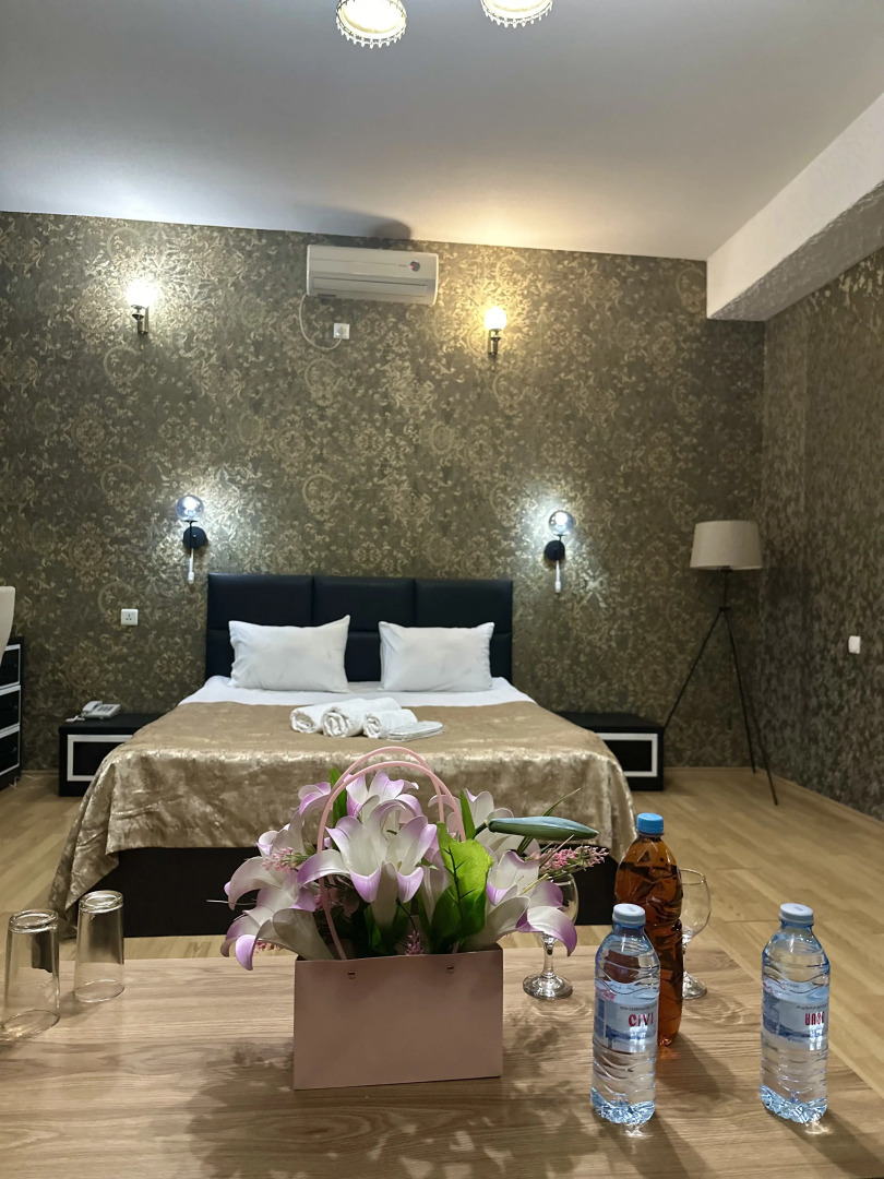 Отель Qeroli old town