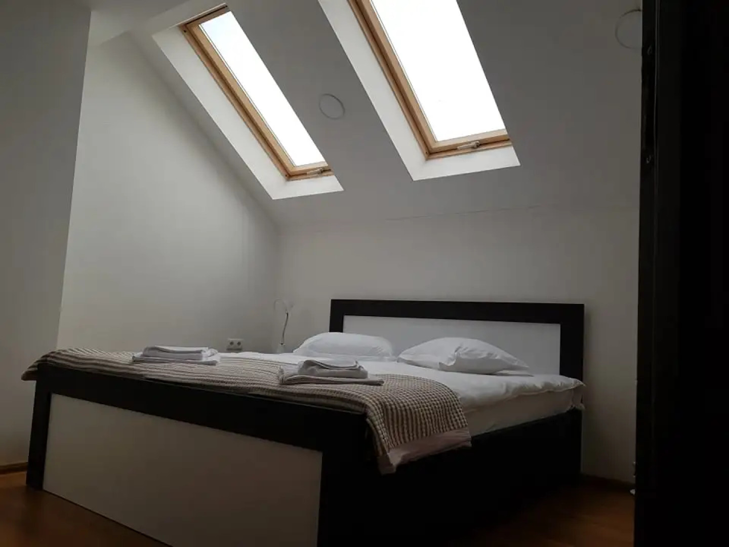 Отель Three Penguins