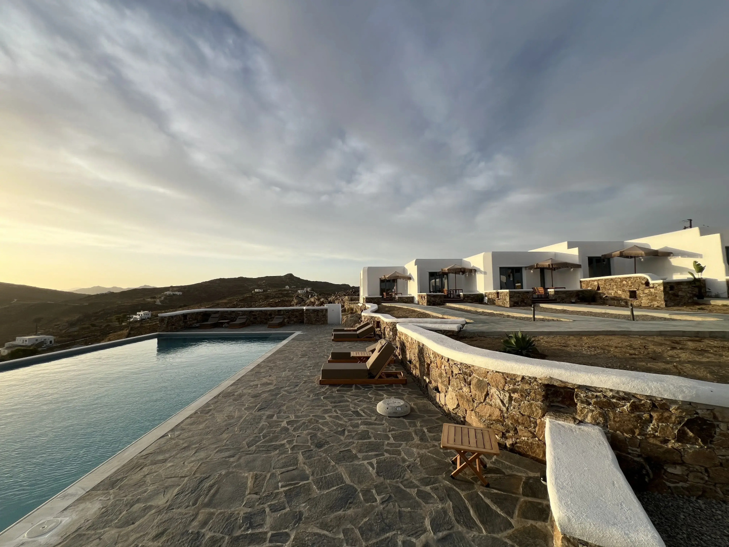 Отель Thronos Suites