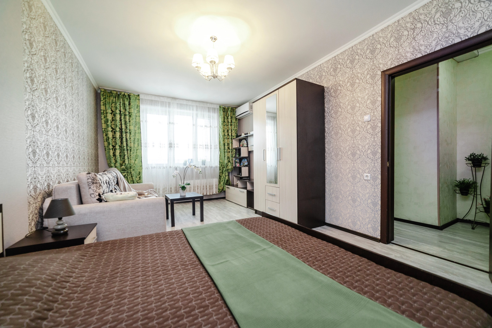 Апартаменты у метро с видом на писательский городок