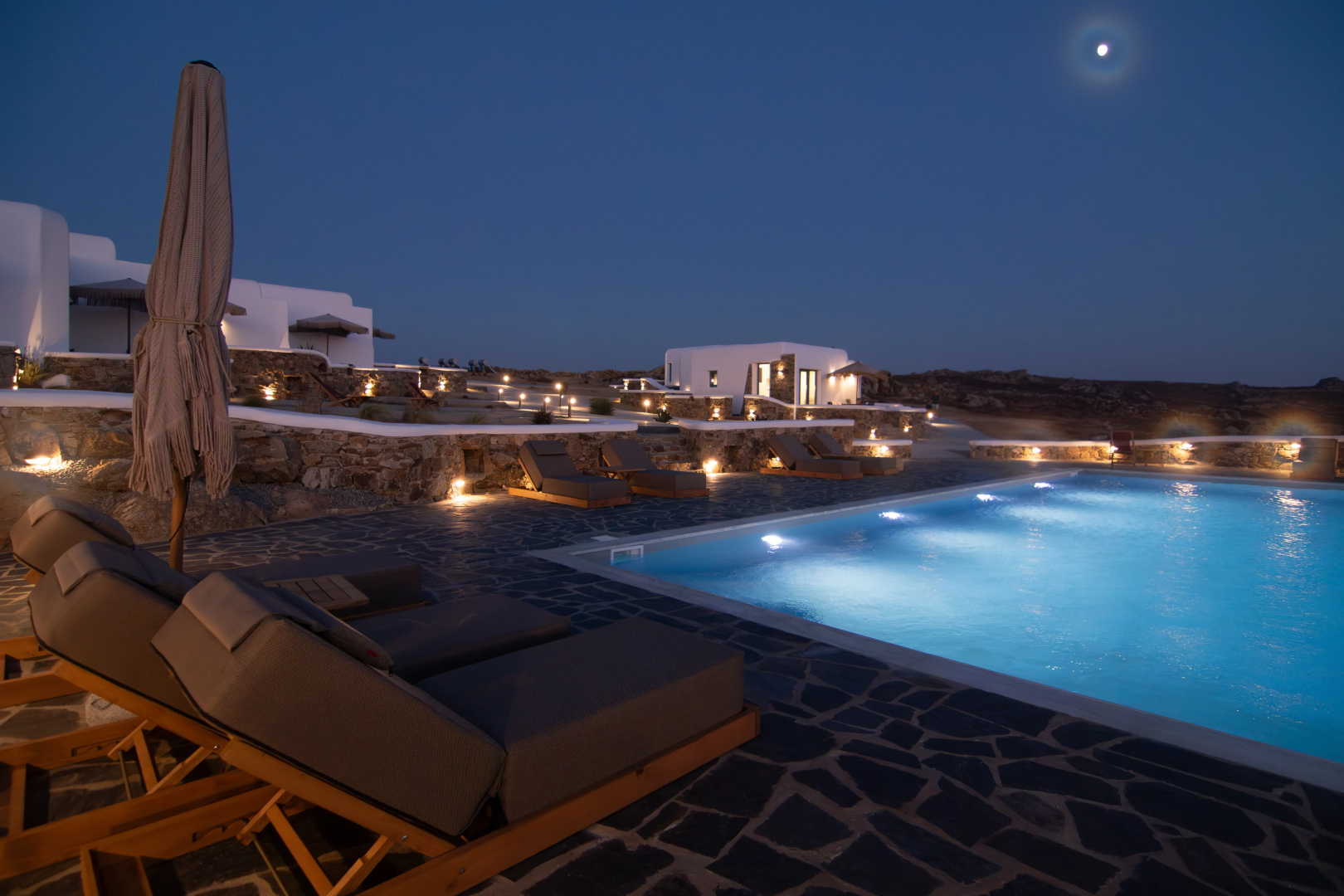 Отель Thronos Suites