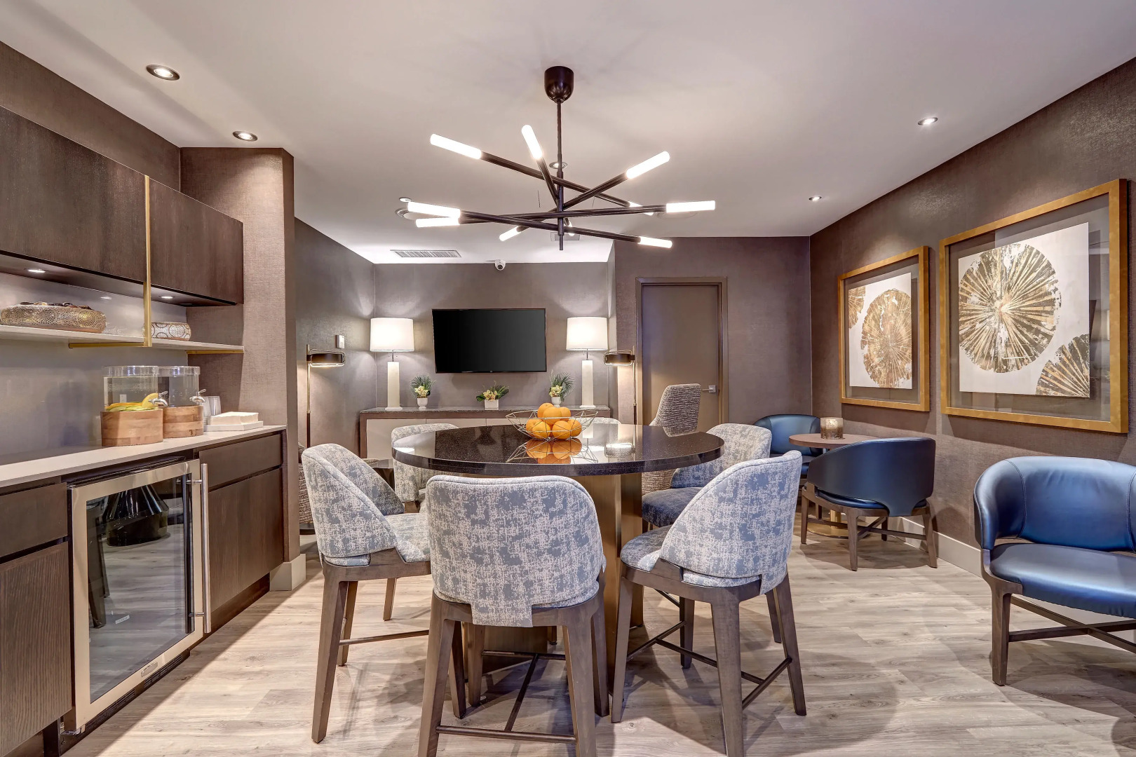 Отель Town Inn Suites Hotel