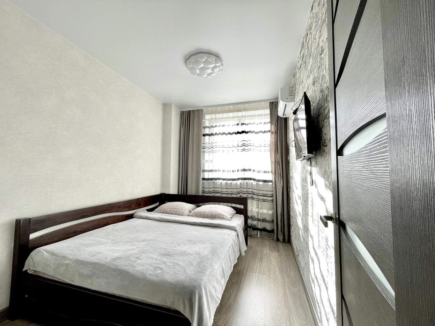 Двухкомнатная квартира сети "PanApartments" с панорамным видом на город