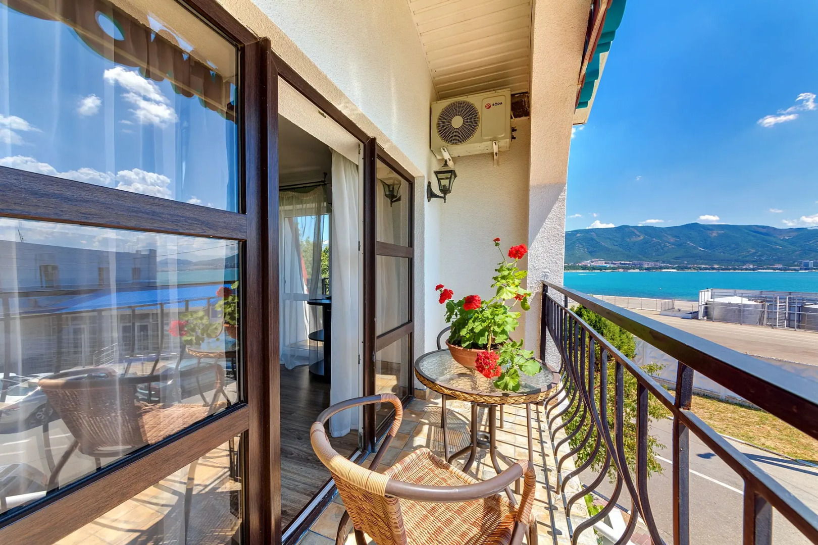 Отель Людмила