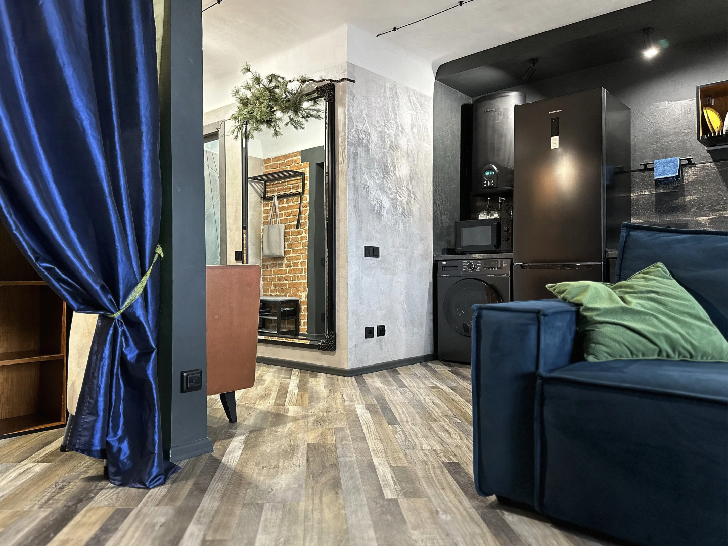 Квартира Двухкомнатная в Стиле Loft с Видом на Бухту Золотой Рог