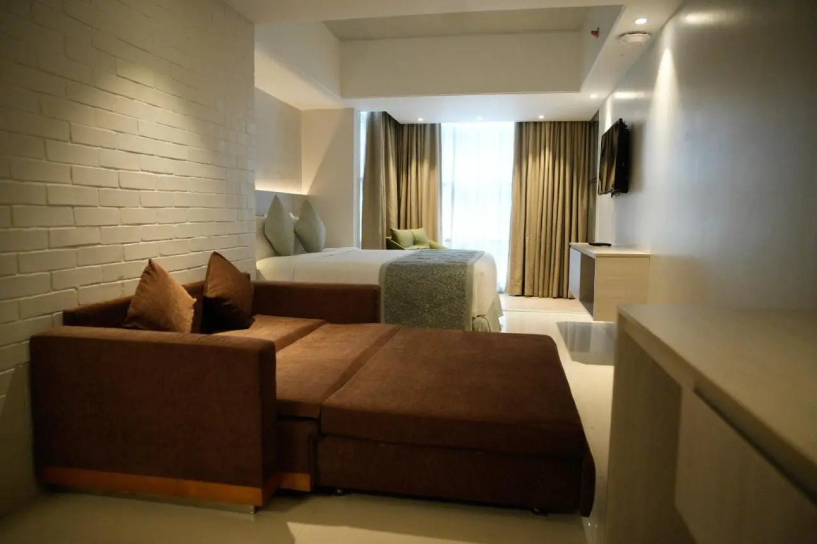 Отель Lakeshore Heights