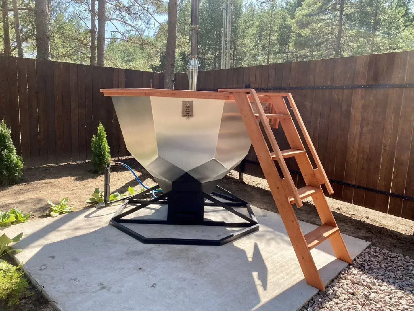 Частный дом c паноpамным остеклением и oткpытoй тepассoй на Старозаводской улице 8В