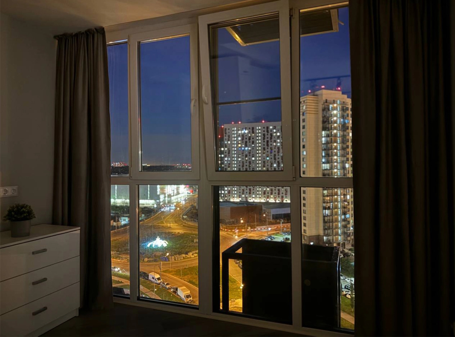 Квартира с панорамным остеклением и дизайнерским ремонтом