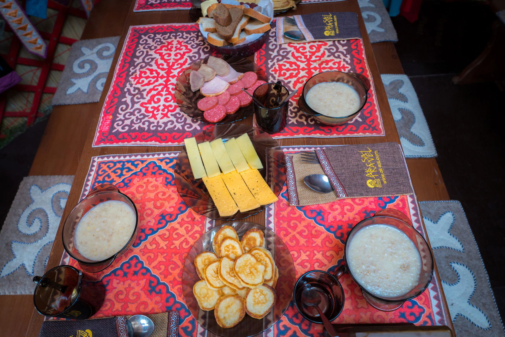 Глэмпинг “AK-SAI TRAVEL” yurt camp at Son Kul lake