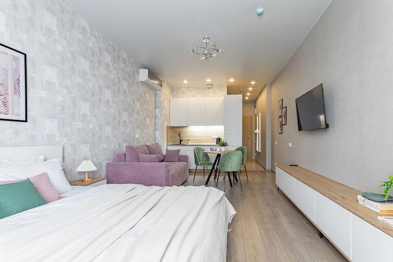 Апартаменты Просторная студия в центре на ул. Горького 23а Сова-Дом