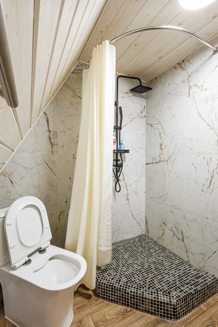 Частный дом А-фрейм в дубовом лесу