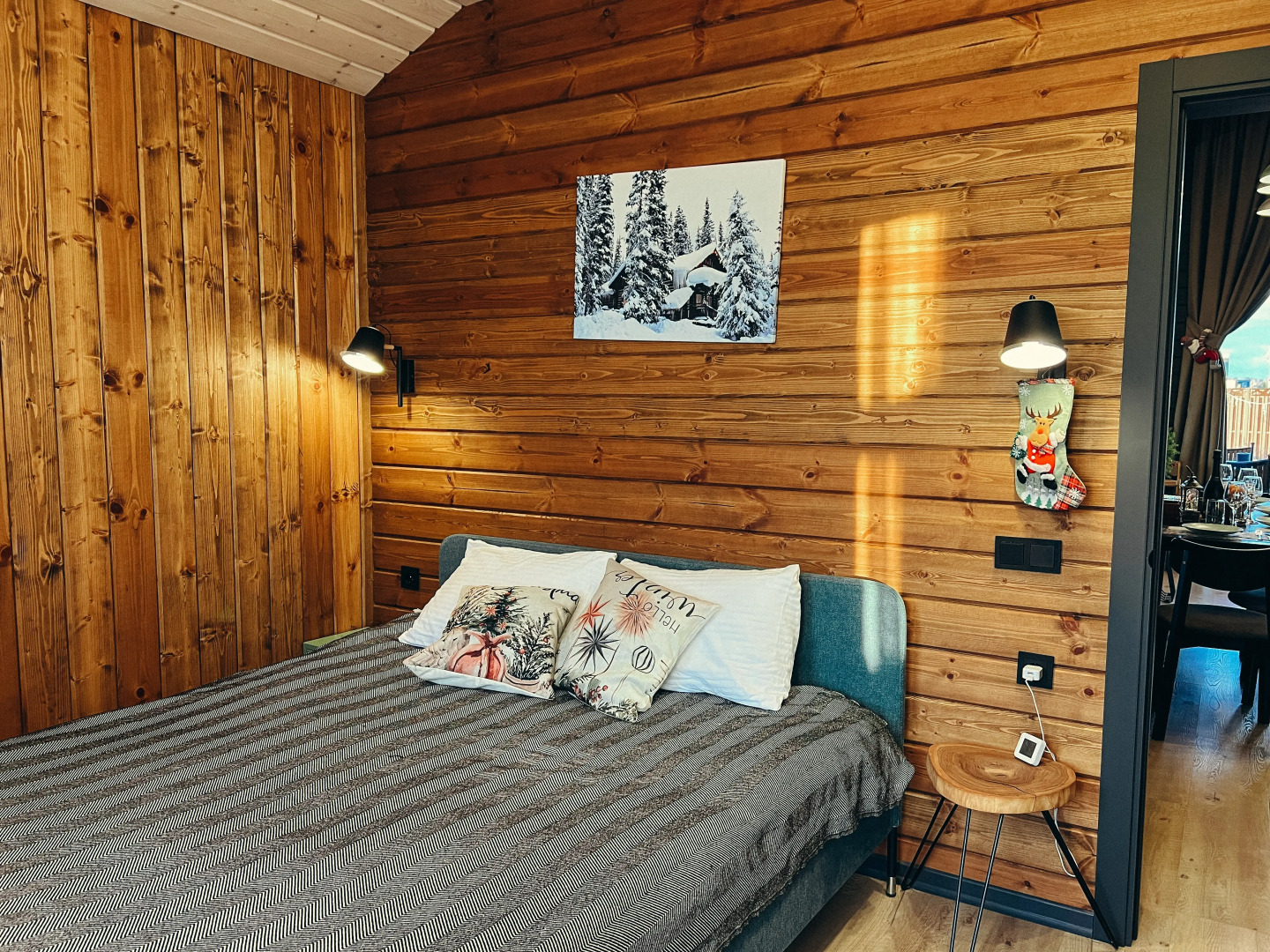 Частный дом с панорамными окнами с выходом на террасу и баней на дровах