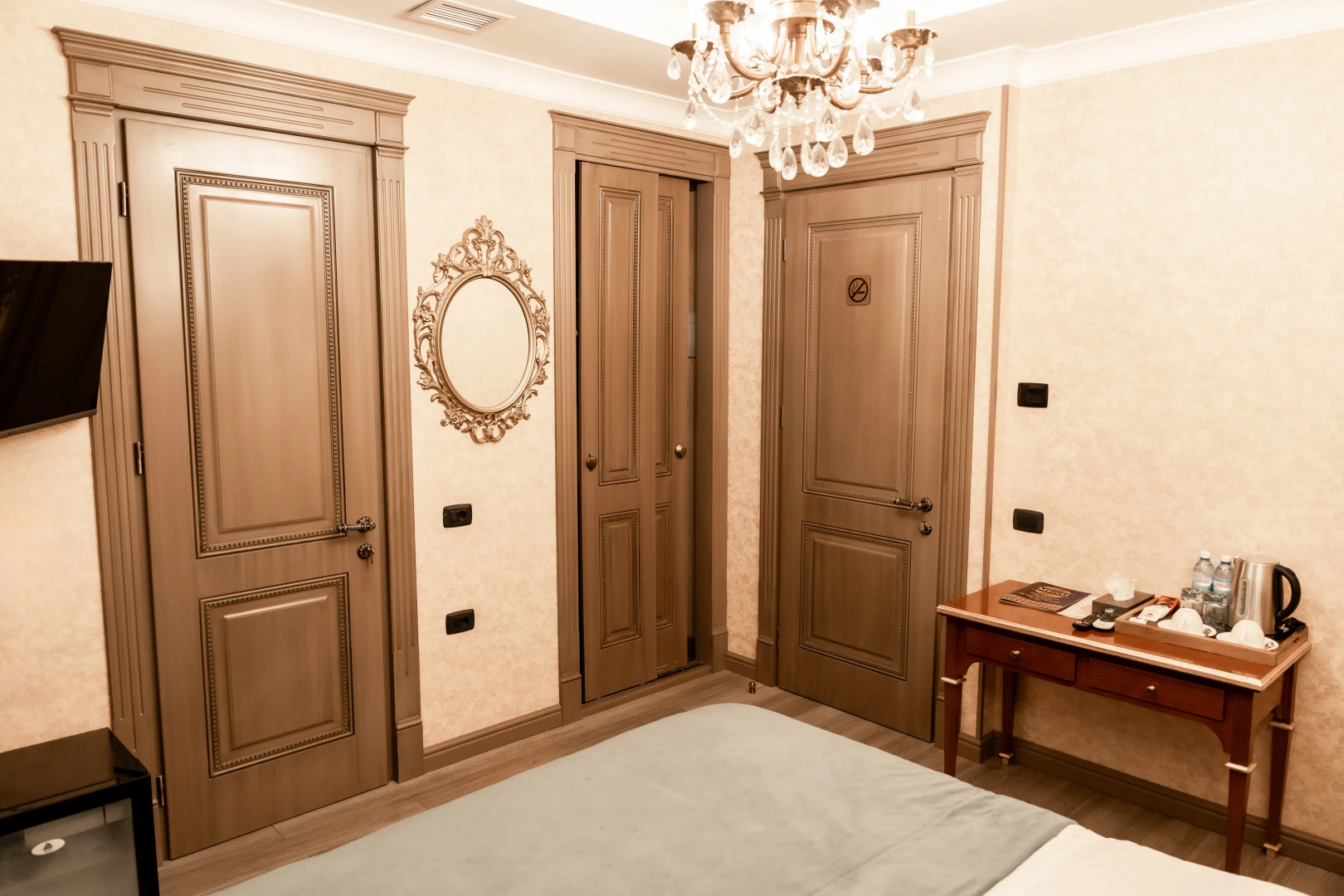 Отель West Inn Palace