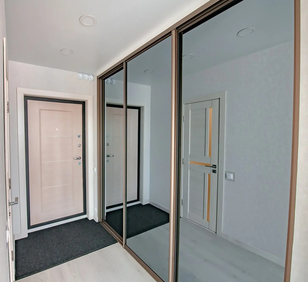 Апартаменты на высоком этаже, рядом с театром и мостом, недалеко от центра. Фастовская 29.