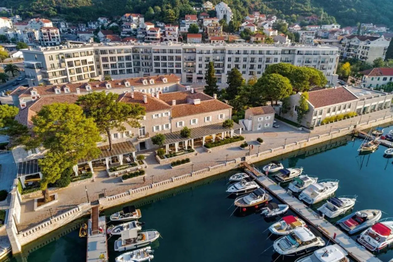 Lazure Hotel and Marina