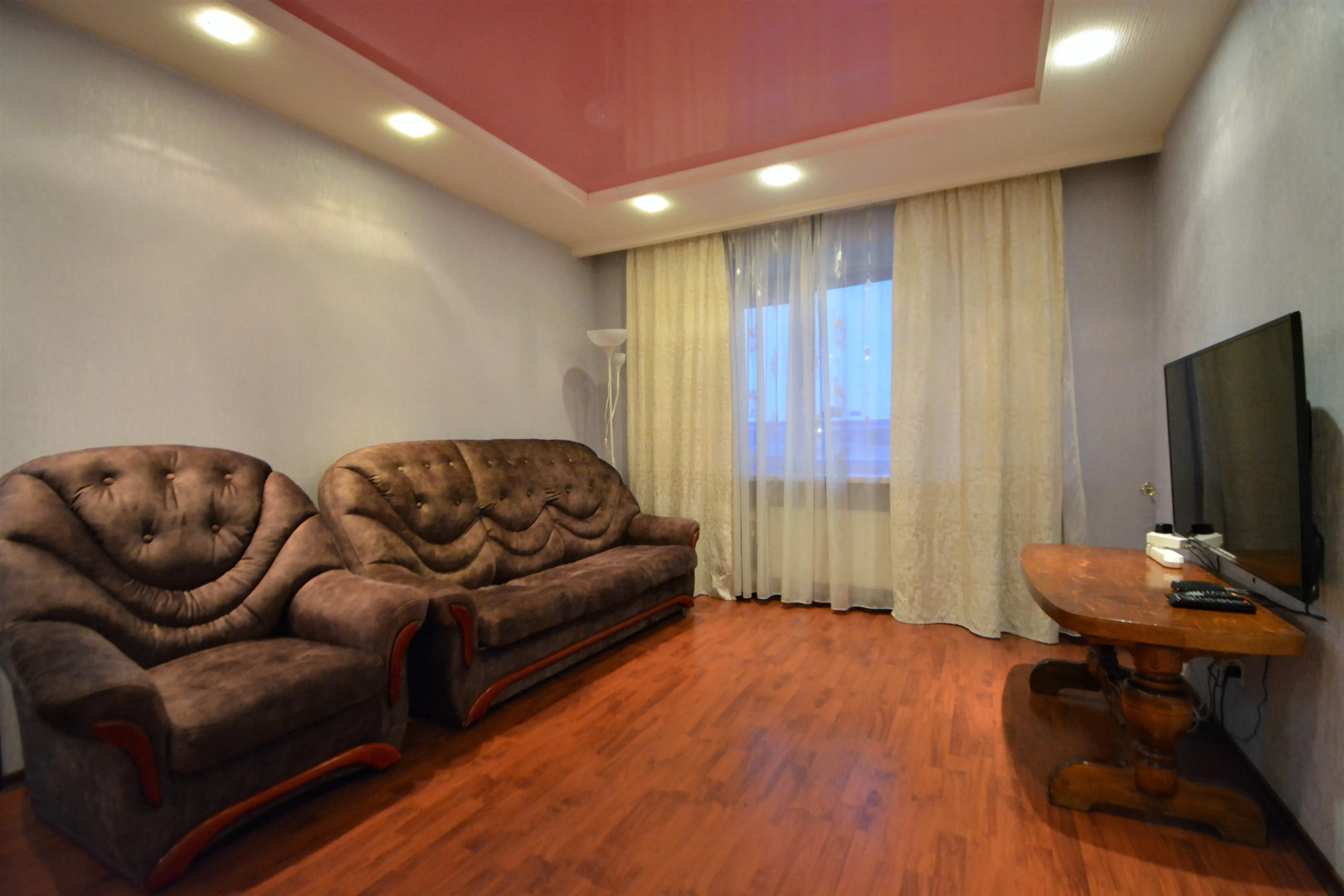 Квартира трёхкомнатная с двумя уборными лифтом и балконом