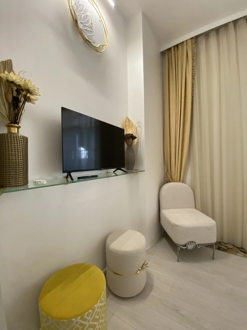 Апартаменты в современном стиле с камином