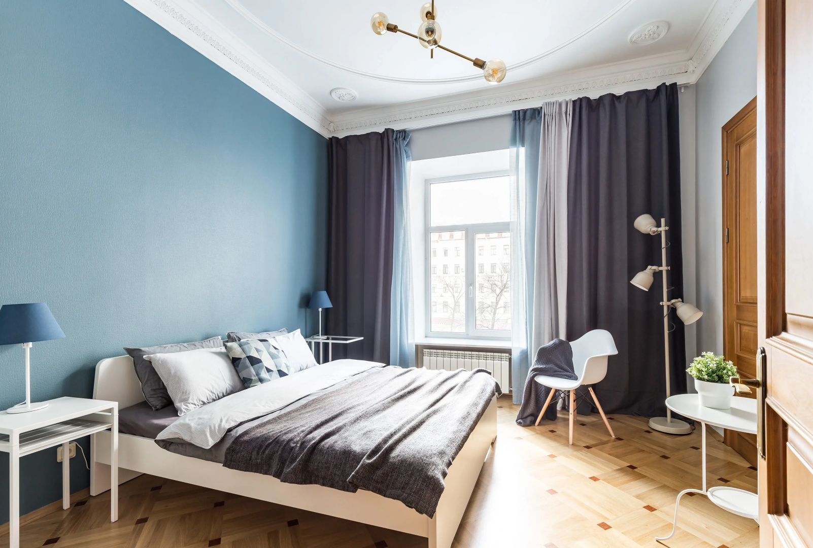 Апартаменты Avenue 180 кв.м с видом на Большую Конюшенную Улицу и Церковь Петра и Павла