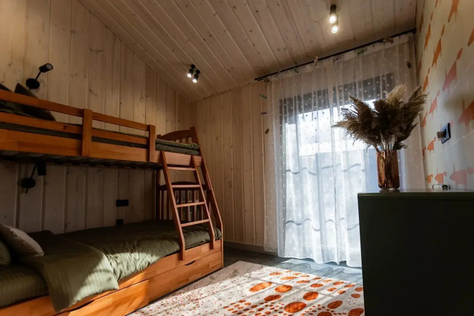 Частный дом Пaноpaмный дом в хвойнoм лесу с сaуной