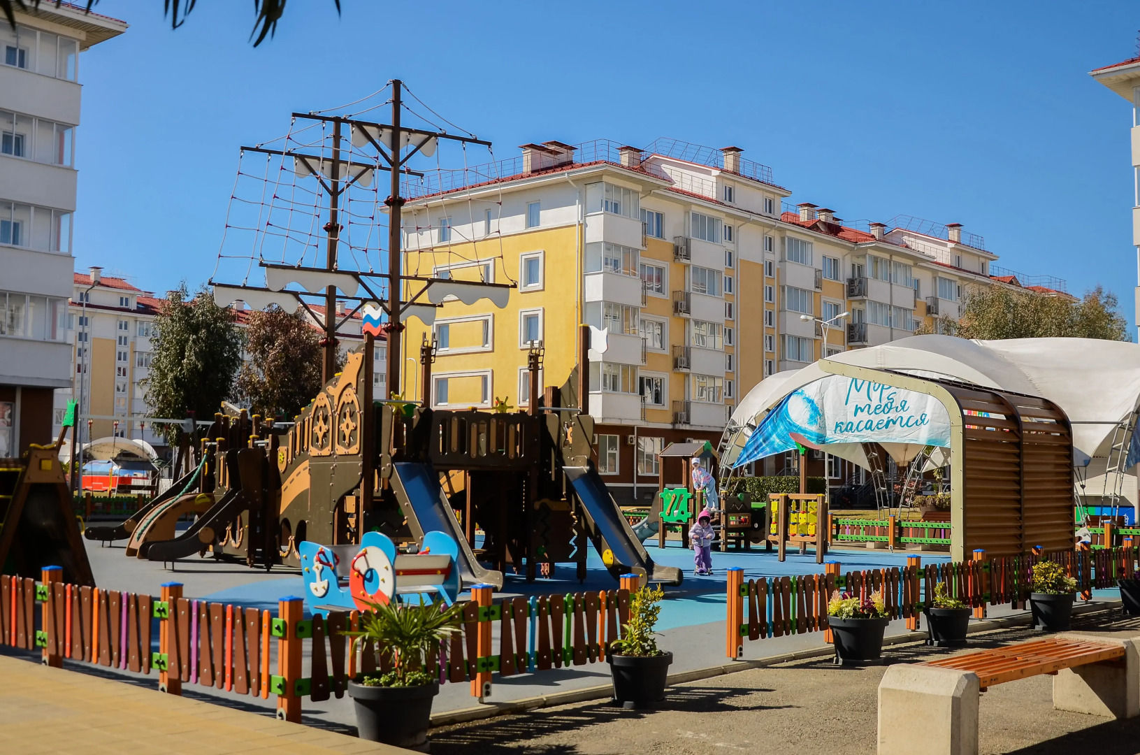 Квартира просторная для 6х гостей с кроваткой и пеленальным столиком для детей и кухонной зоной