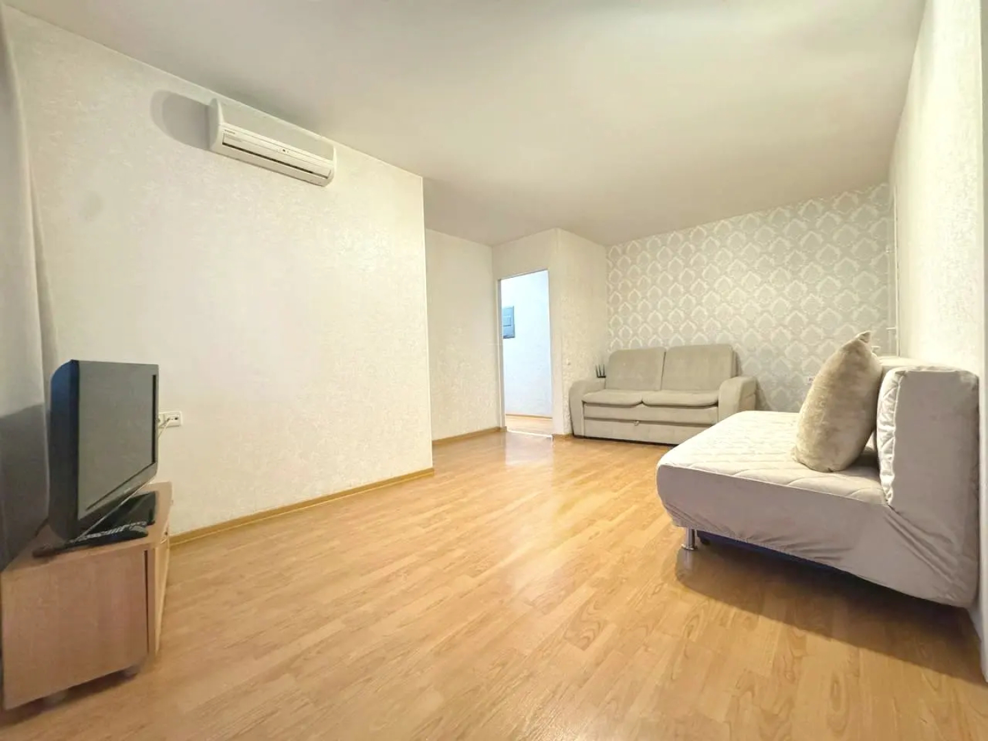 Квартира Двухкомнатная с Балконом и Кондиционером в Центре на Весенней