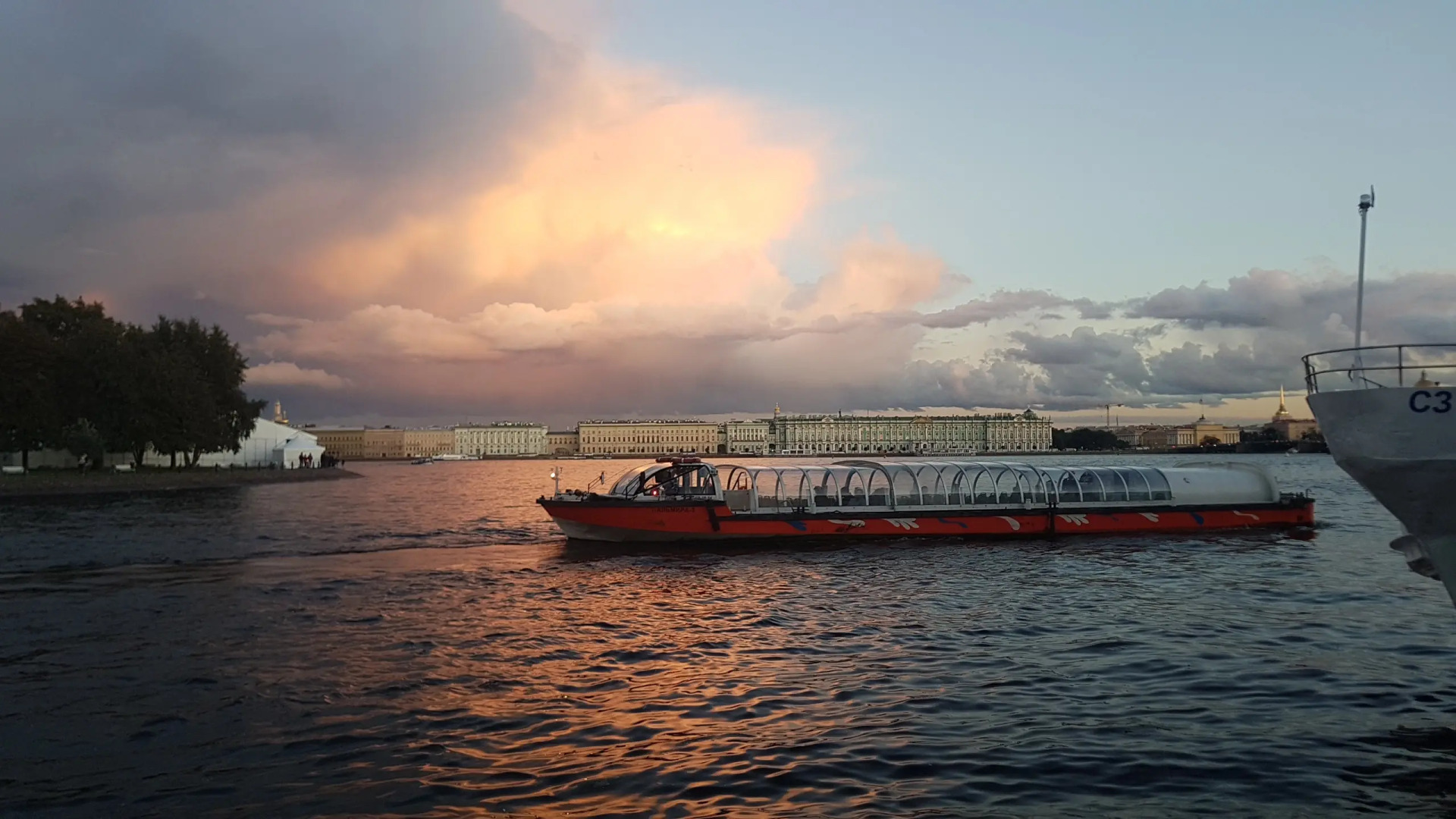 Апартаменты Белый Бегемот у Петропавловки