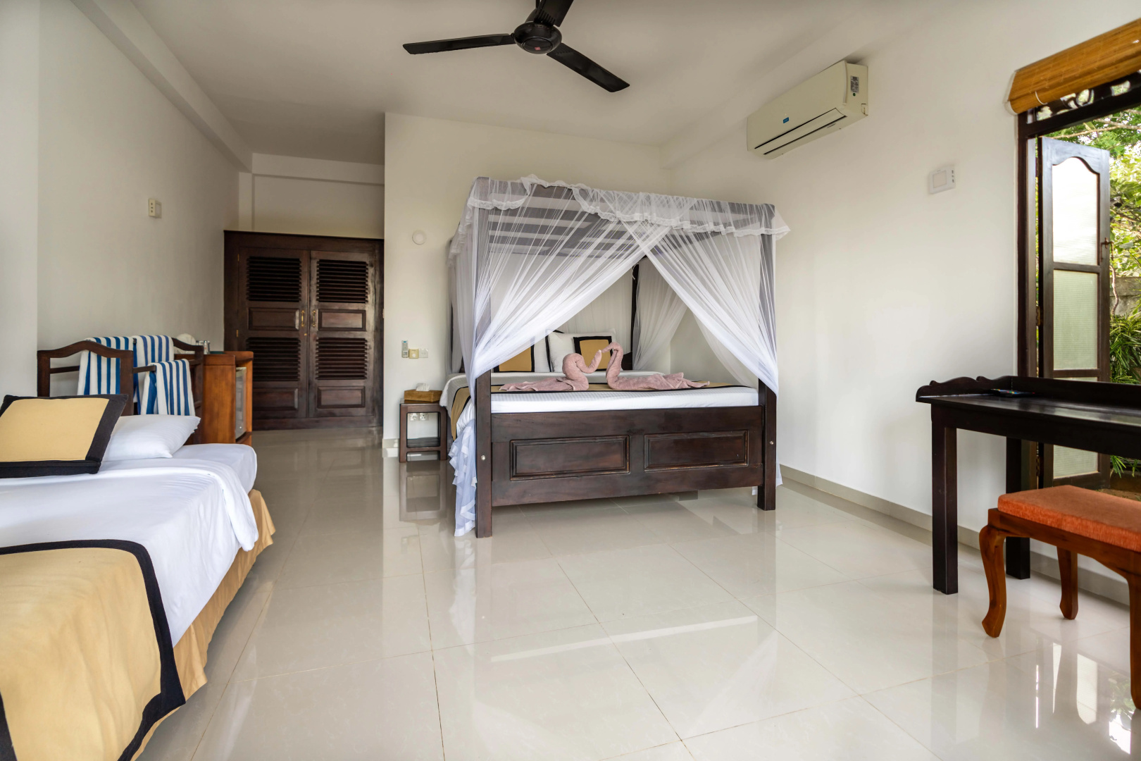 Курортный отель Ananthaya Beach