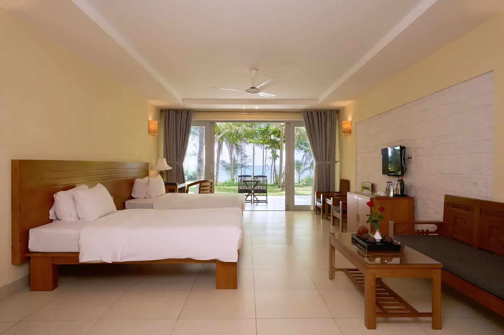 Курортный отель Lang Co Beach